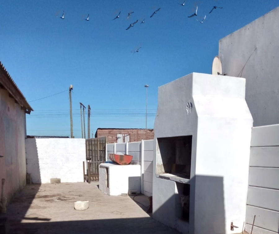 4 Bedroom Property for Sale in Louwville Western Cape